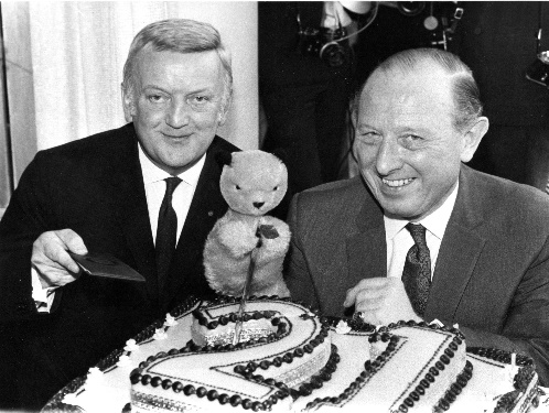 1966 Mr DG Harris Manager Meets Casius Clay (Daily Express) MBM-Au66P46