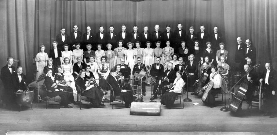 1946 MBOS Merrie England  Musicians (2) - Beryl Creer MBA.jpg