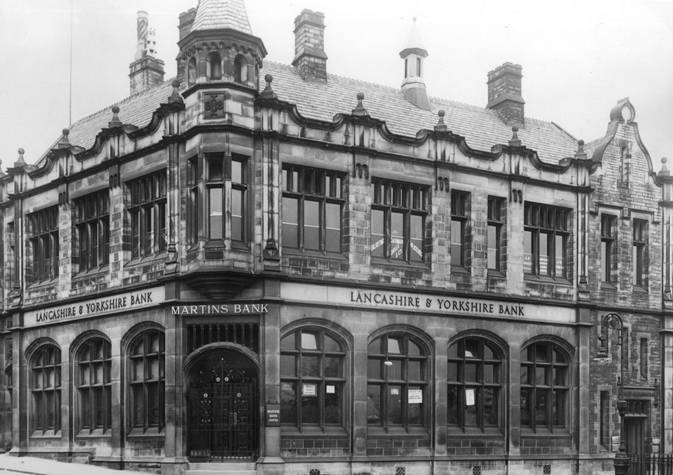 1928 Cleckheaton Exterior L and Y changeover BGA Ref 30-671.jpg